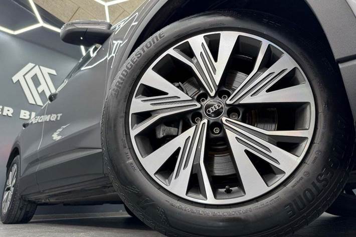 Grå Audi Q4 e-tron fra 2022