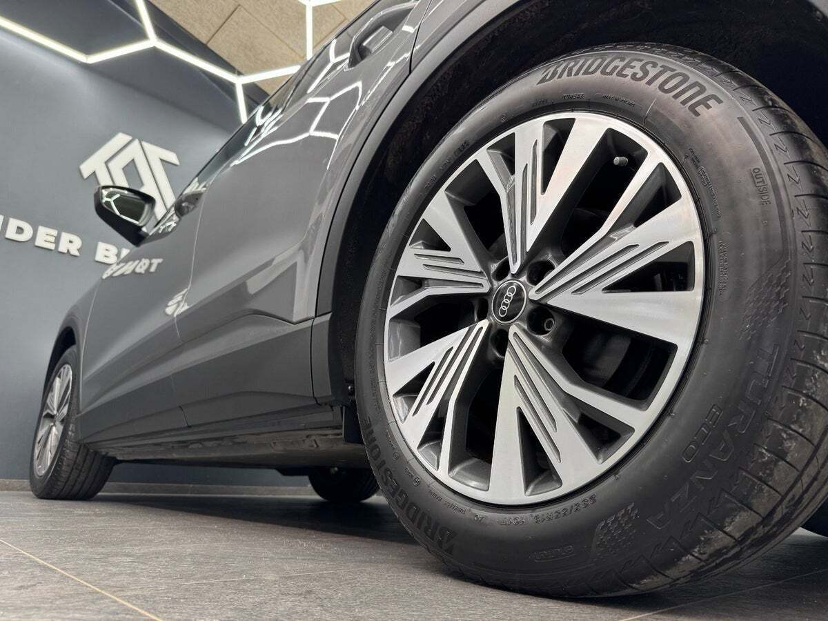 Grå Audi Q4 e-tron fra 2022