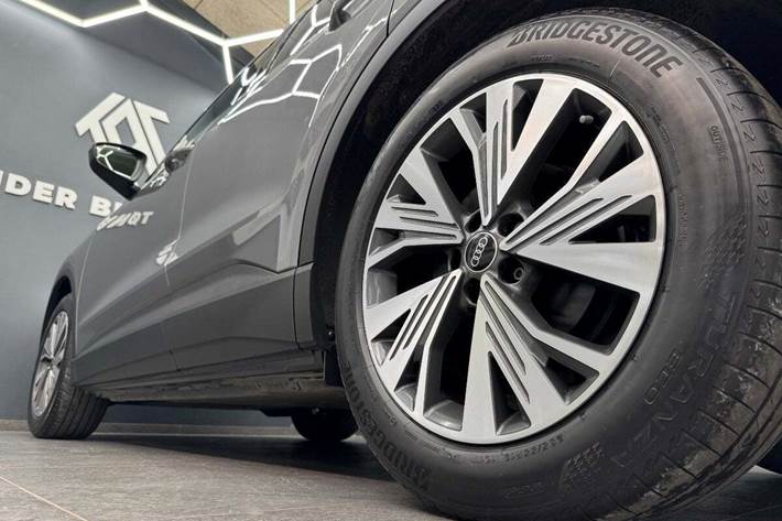 Grå Audi Q4 e-tron fra 2022