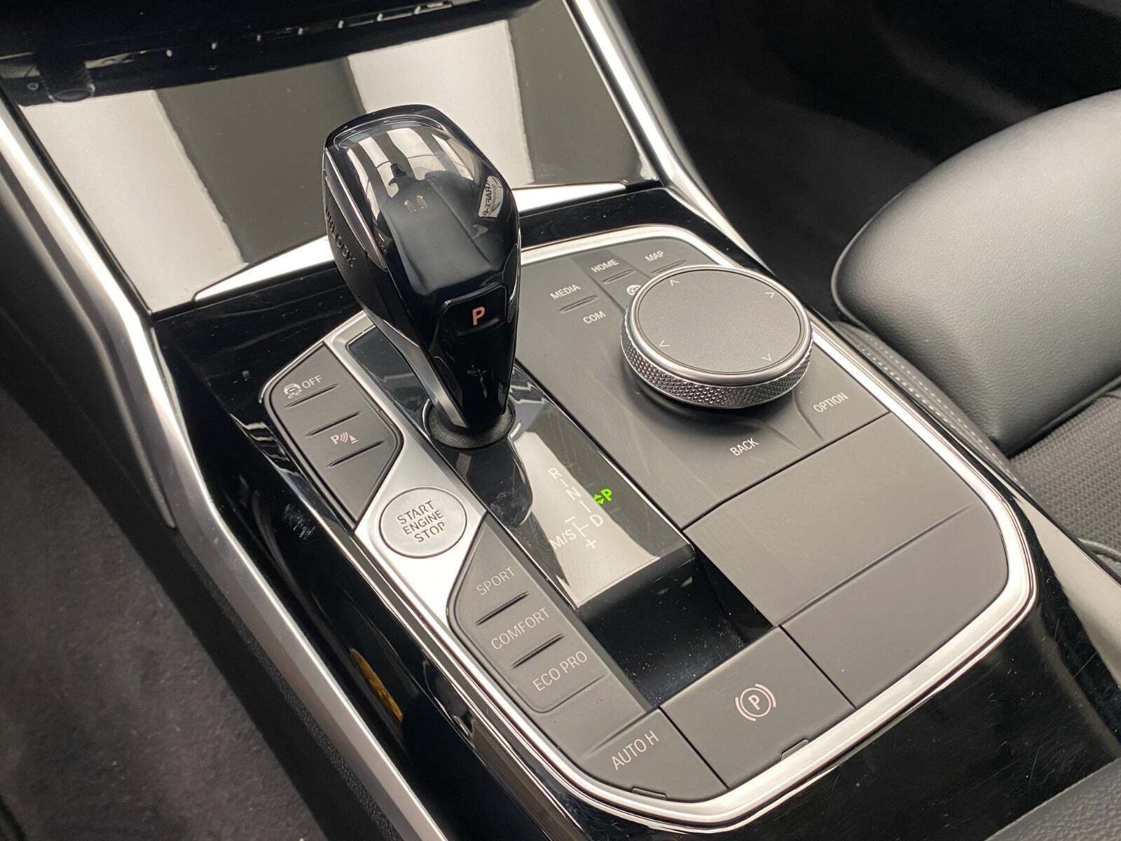 Grå BMW 320d fra 2020