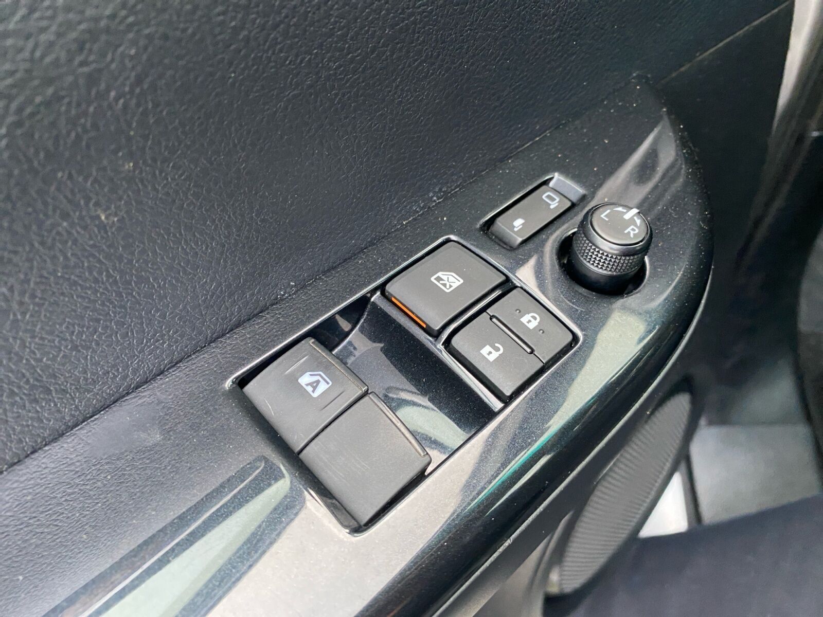 Grå Toyota HiLux fra 2023