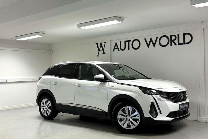 Hvid Peugeot 3008 fra 2021 set udefra