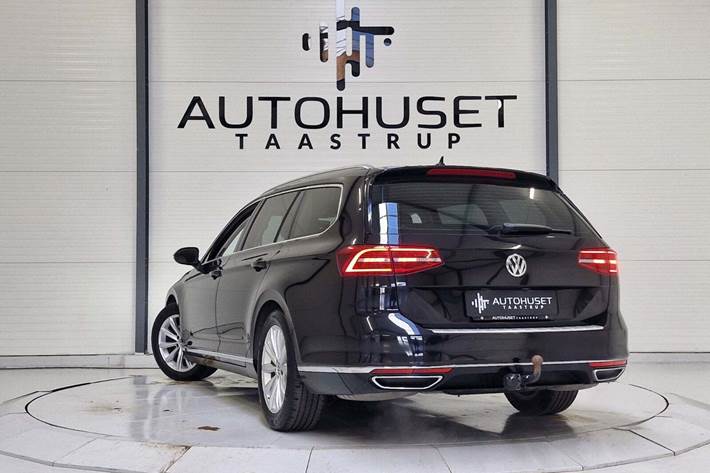 Sort VW Passat fra 2016