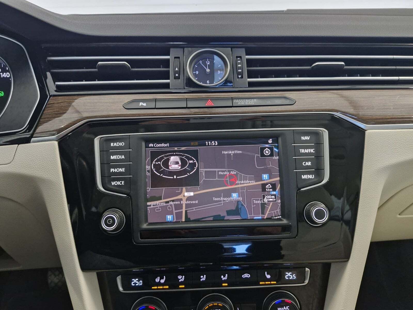 Sort VW Passat fra 2016