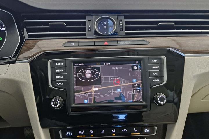 Sort VW Passat fra 2016