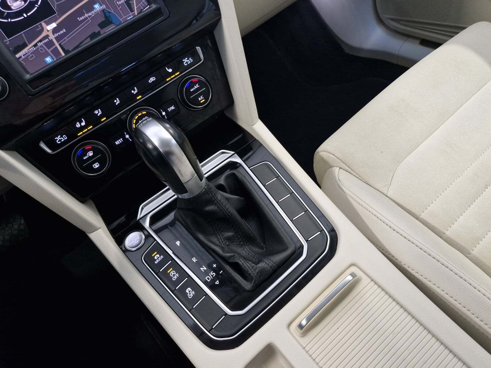 Sort VW Passat fra 2016