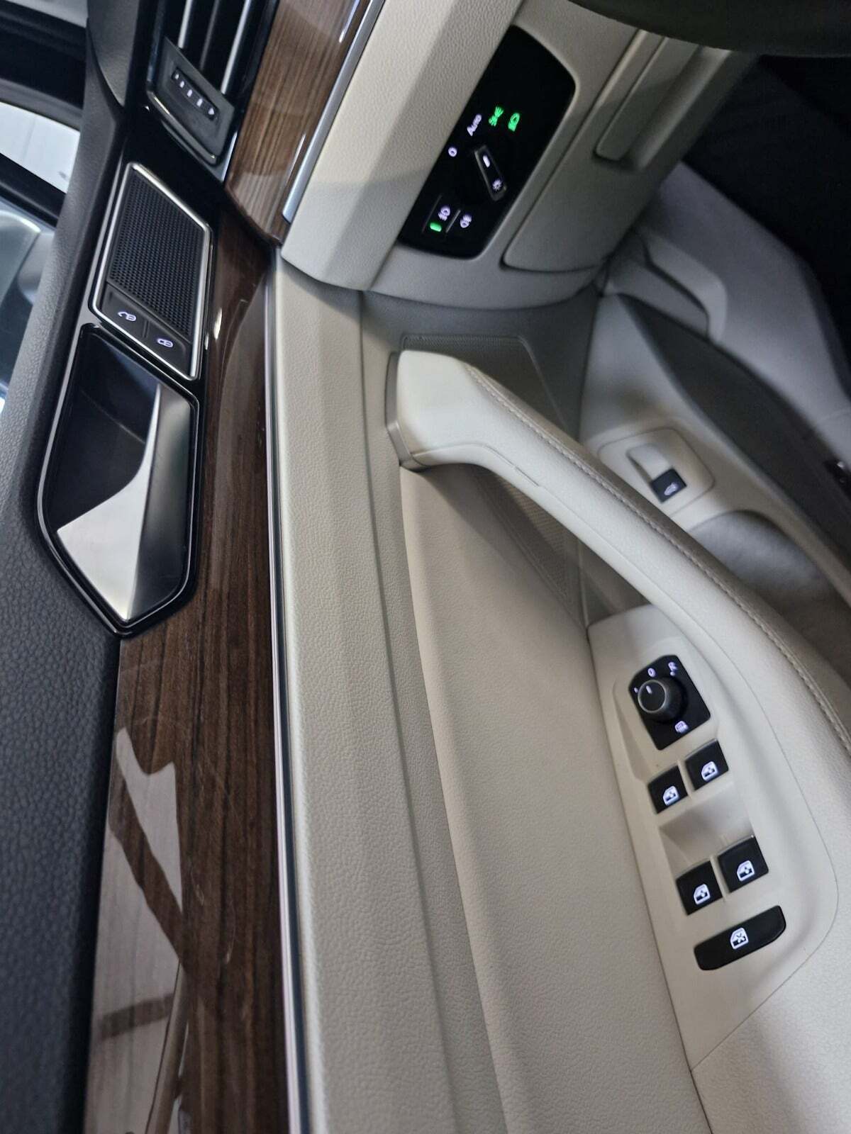 Sort VW Passat fra 2016