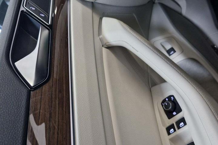 Sort VW Passat fra 2016