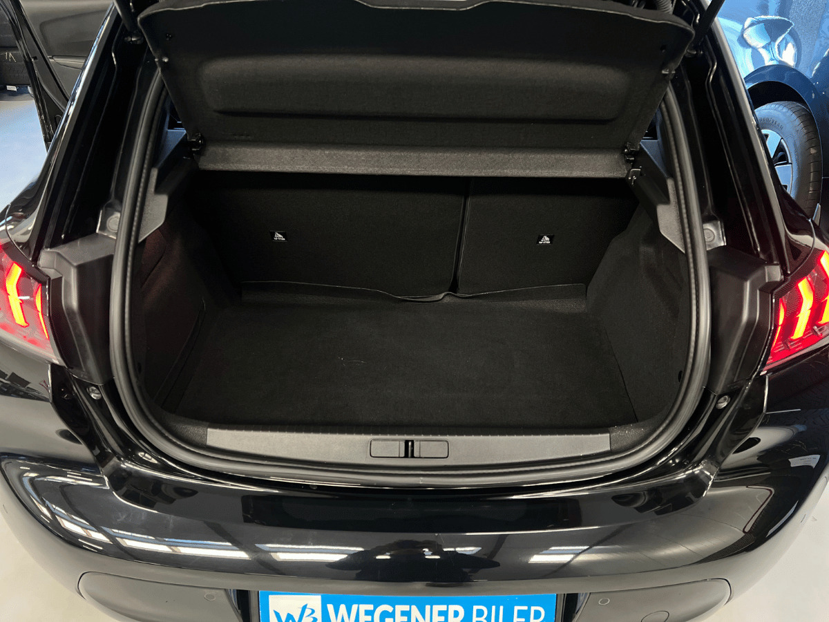 Sort Peugeot e-208 fra 2023