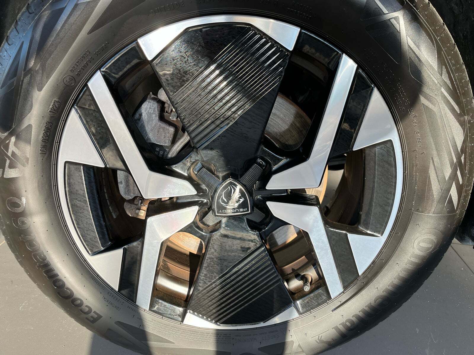 Sort Peugeot e-2008 fra 2024