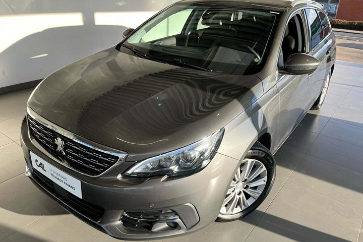Sølv Peugeot 308 fra 2020 set udefra