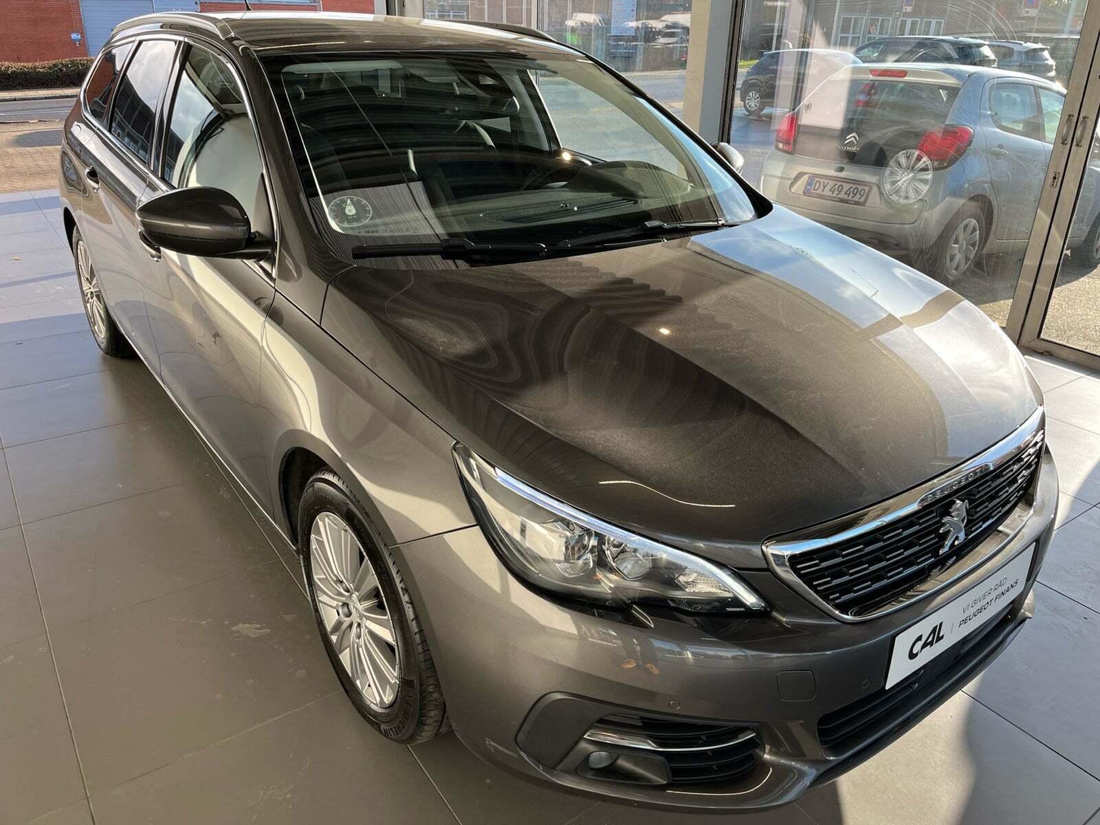 Sølv Peugeot 308 fra 2020