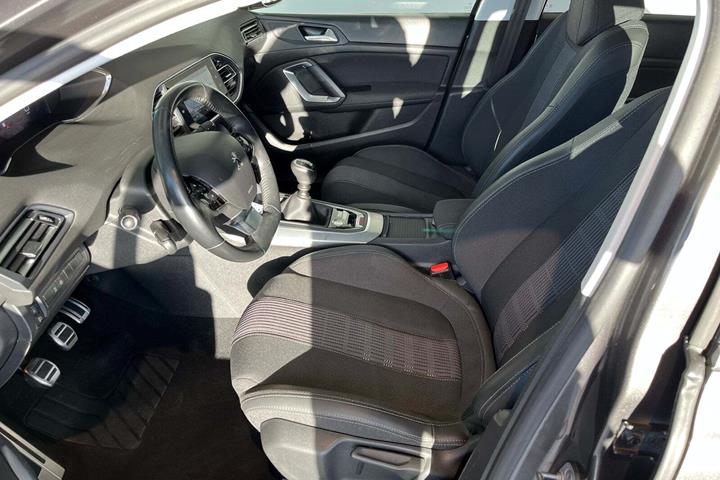 Sølv Peugeot 308 fra 2020
