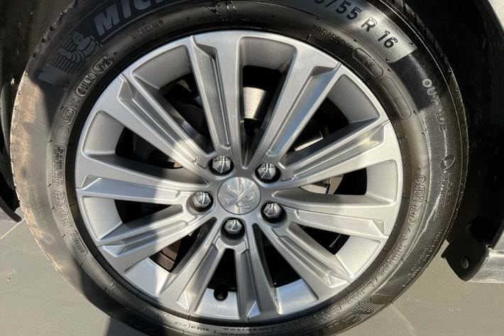 Sølv Peugeot 308 fra 2020