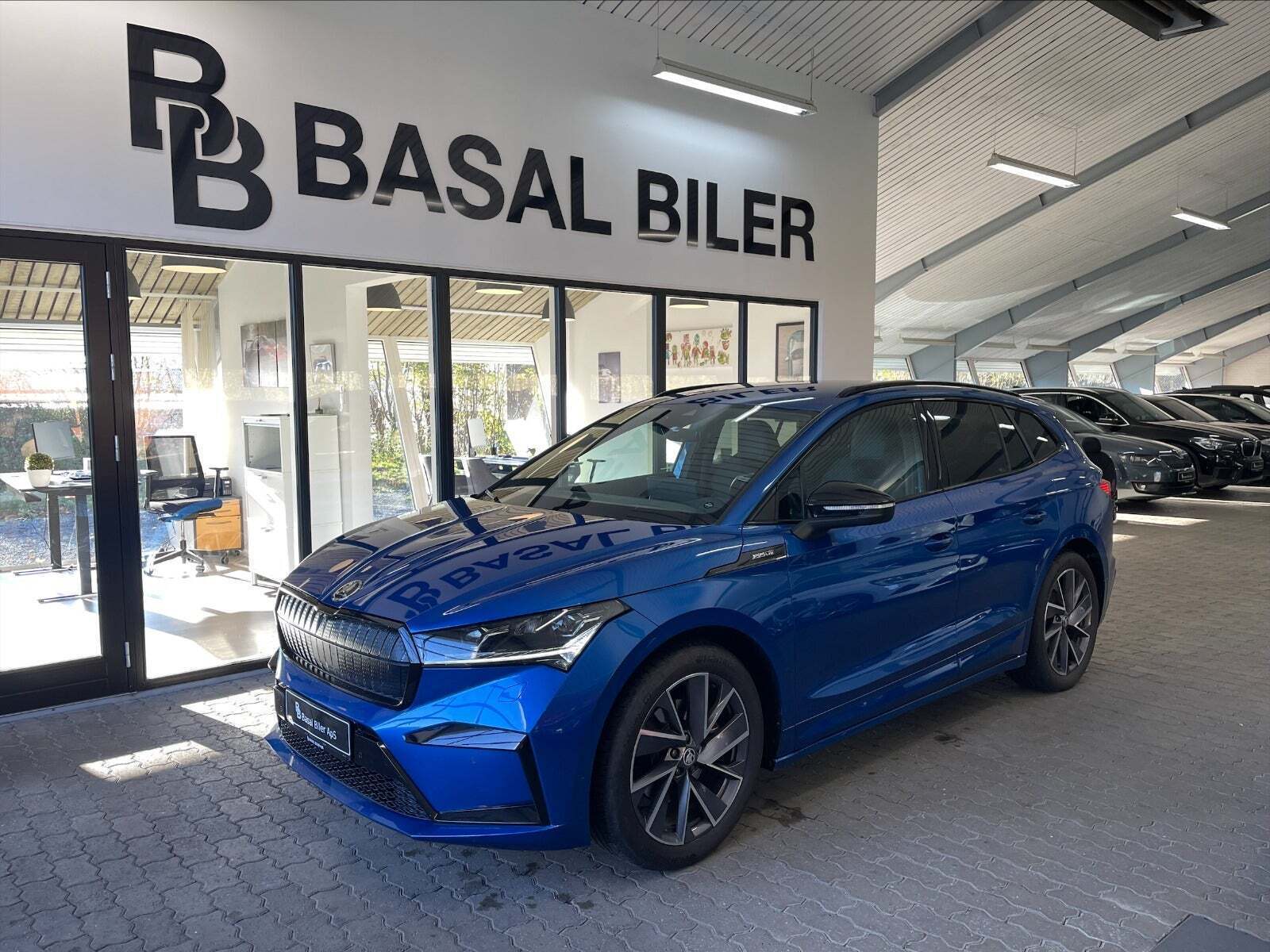 Blå Skoda Enyaq fra 2021 set udefra