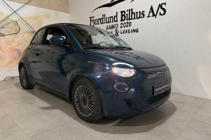 Grøn Fiat 500e fra 2022 set udefra