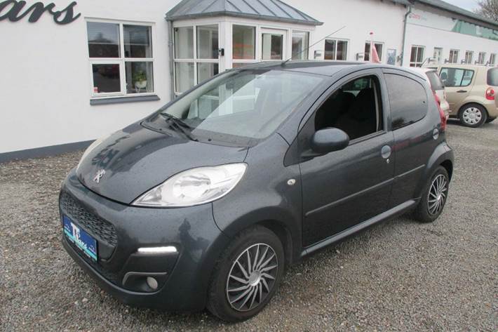 Grå Peugeot 107 fra 2014 set udefra