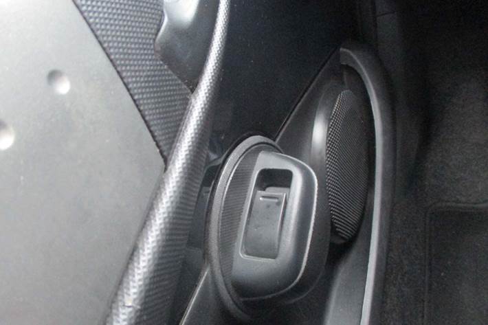 Grå Peugeot 107 fra 2014 set indefra