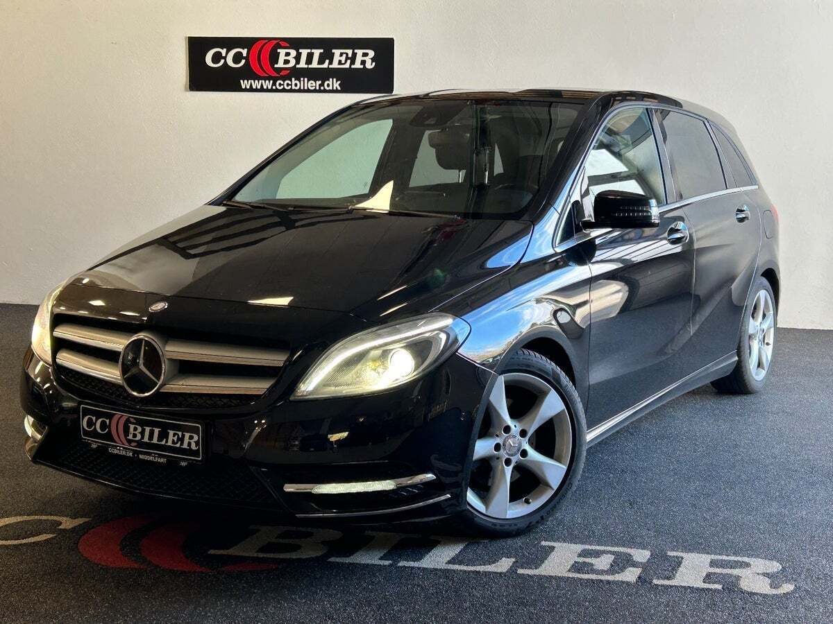 Sort Mercedes B180 fra 2014 set udefra