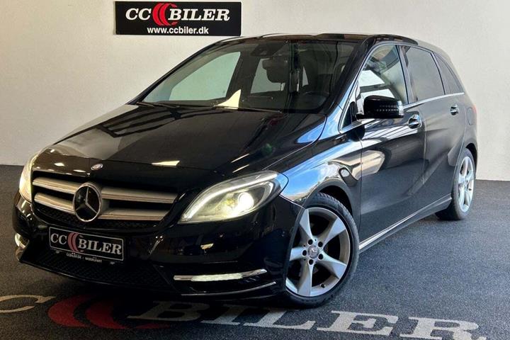 Sort Mercedes B180 fra 2014 set udefra