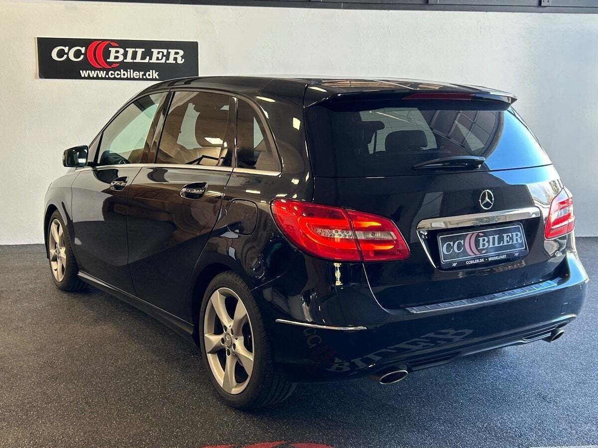Sort Mercedes B180 fra 2014