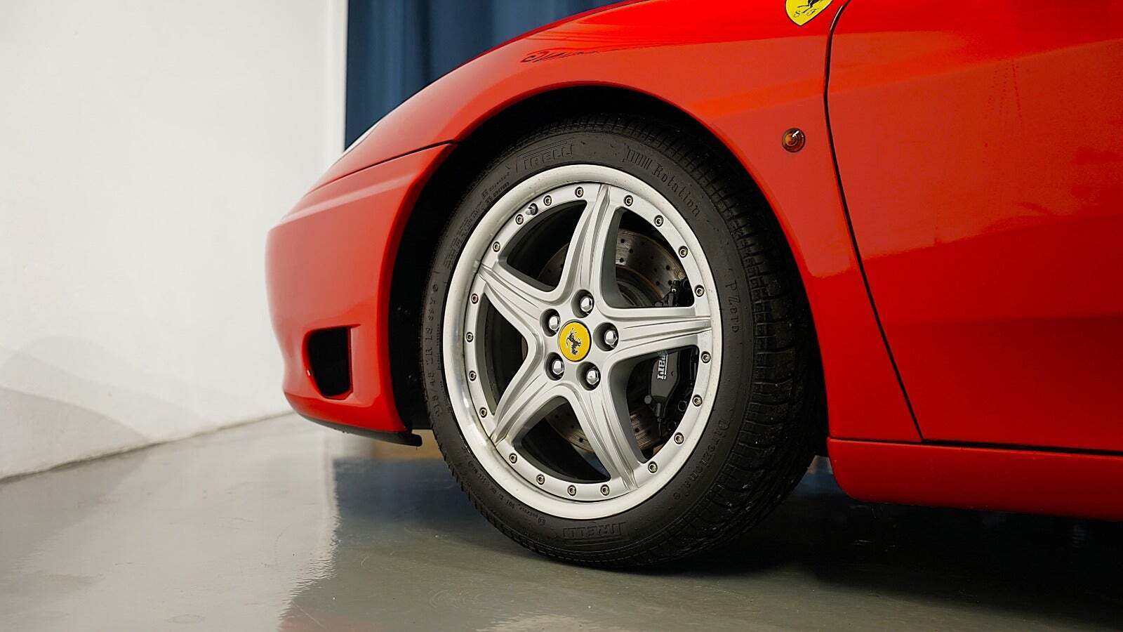 Rød Ferrari 360 fra 2001 set udefra