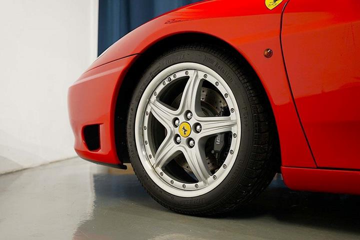 Rød Ferrari 360 fra 2001 set udefra