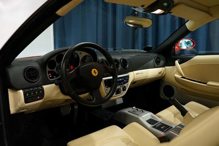 Rød Ferrari 360 fra 2001 set indefra