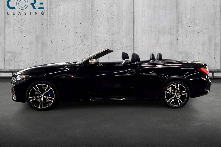 Sort BMW M440i fra 2022 set udefra