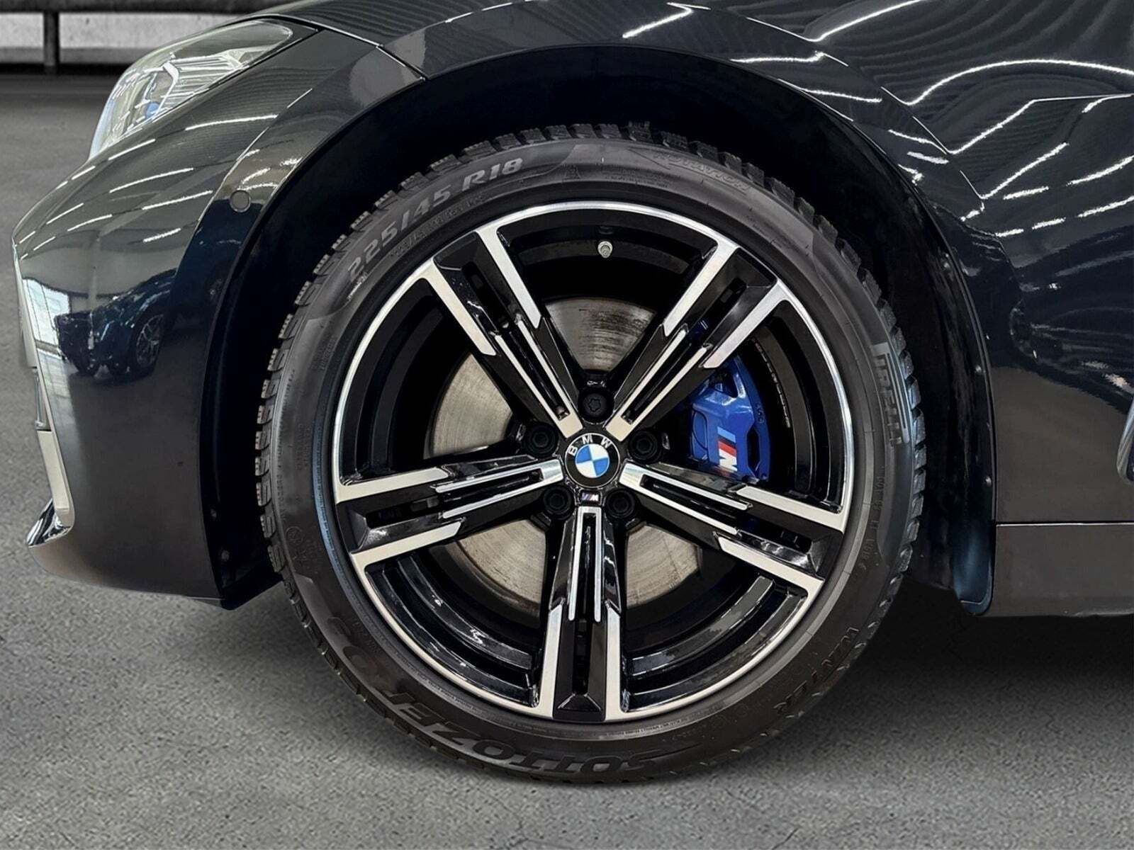 Sort BMW M440i fra 2022 set udefra