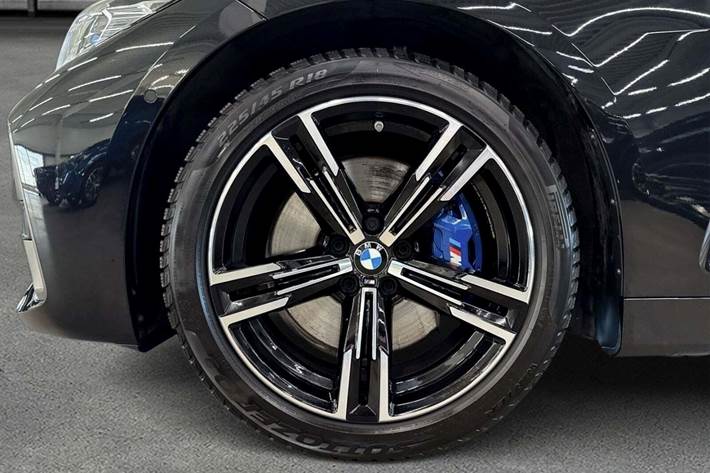 Sort BMW M440i fra 2022 set udefra