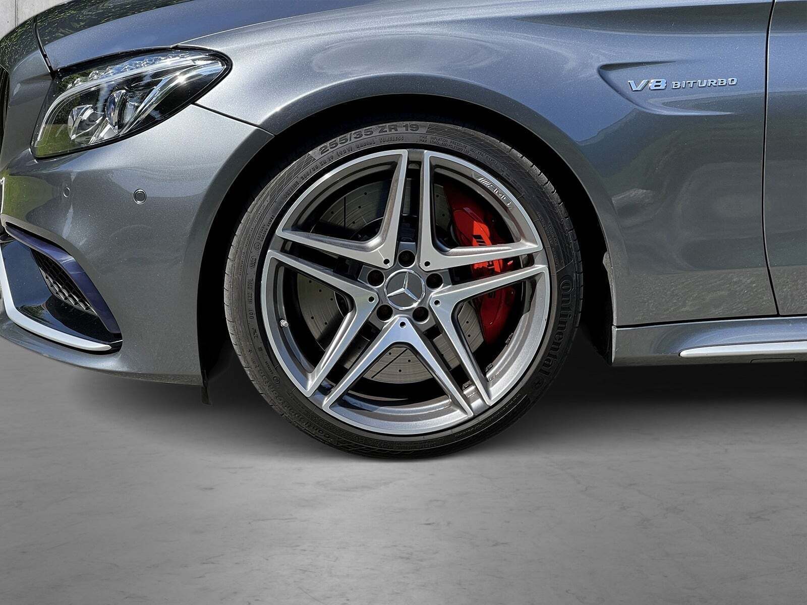 Grå Mercedes C63 fra 2017