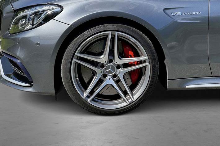 Grå Mercedes C63 fra 2017