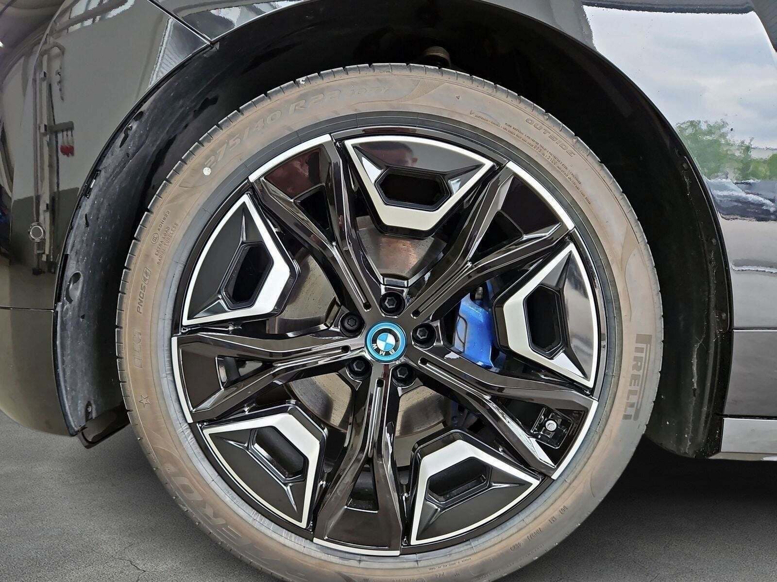 Sort BMW iX fra 2024