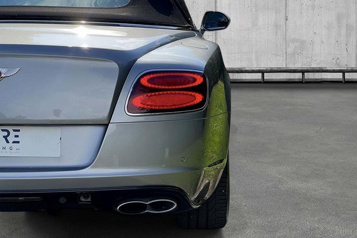 Sølv Bentley Continental GTC fra 2015