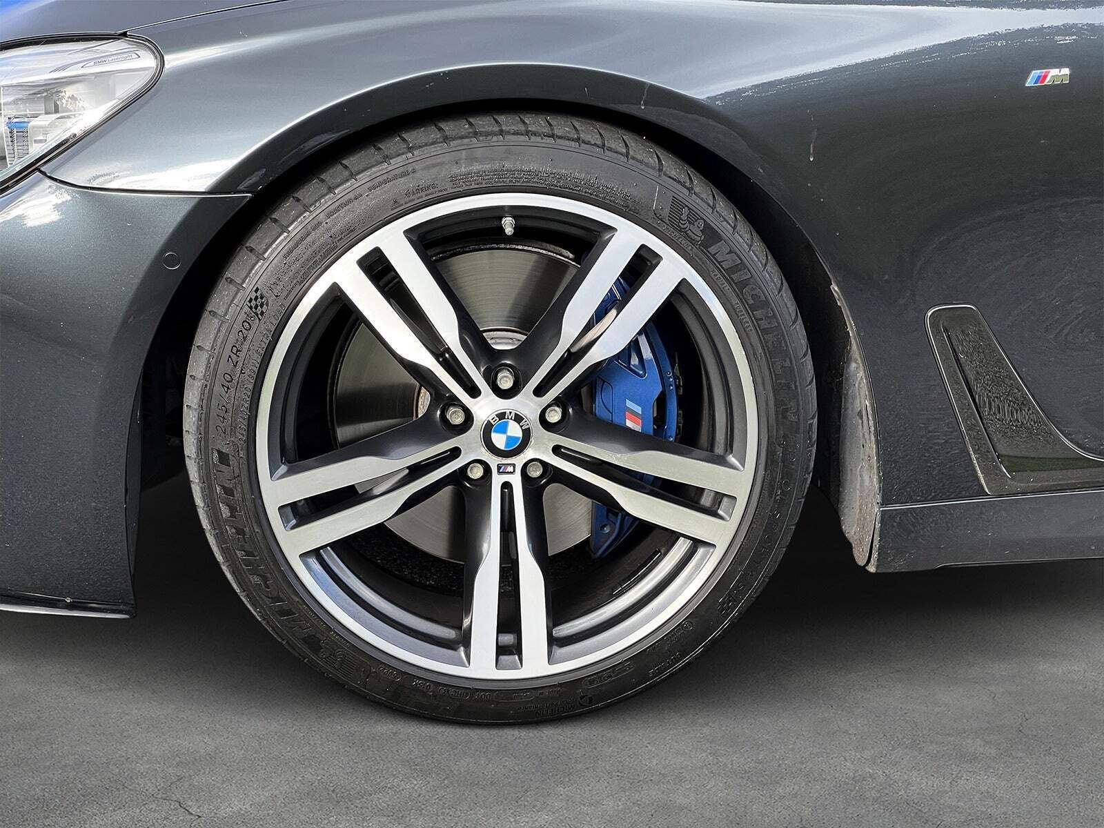 Sort BMW 740i fra 2018 set udefra