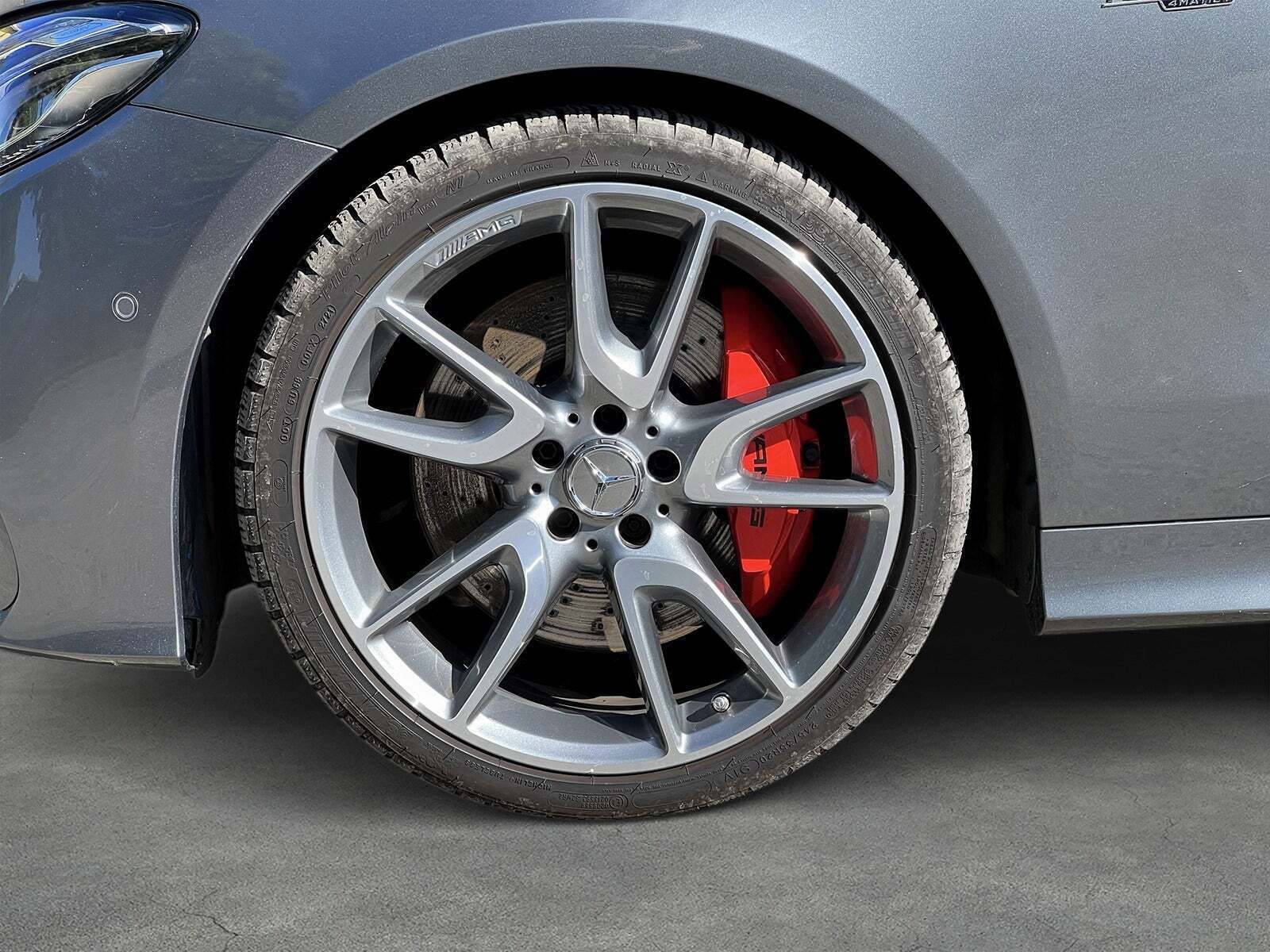 Grå Mercedes E53 fra 2018