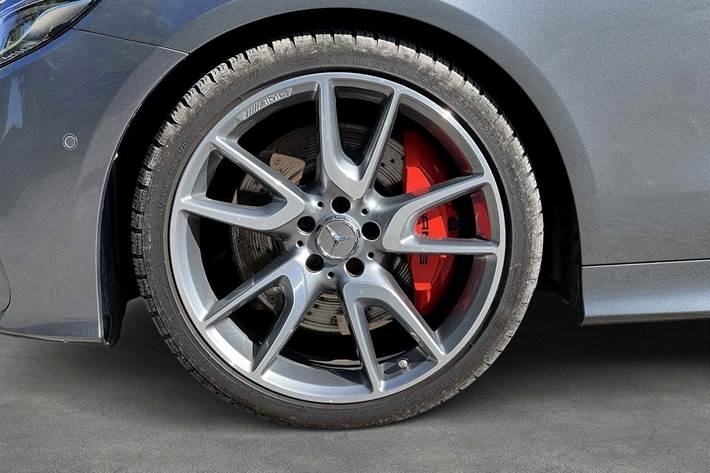 Grå Mercedes E53 fra 2018