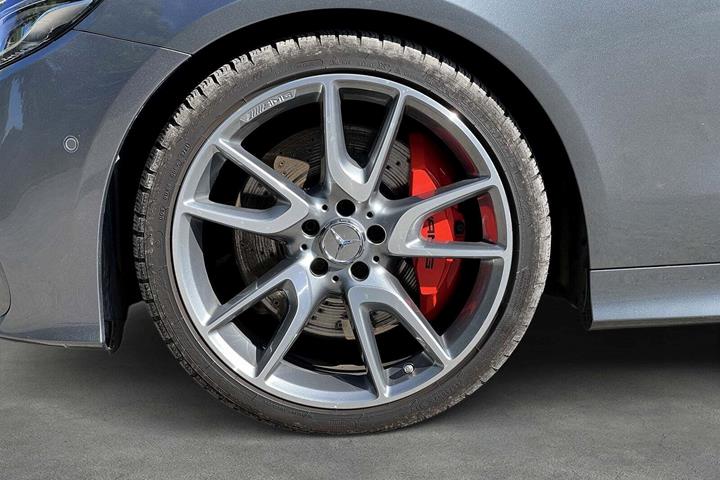 Grå Mercedes E53 fra 2018