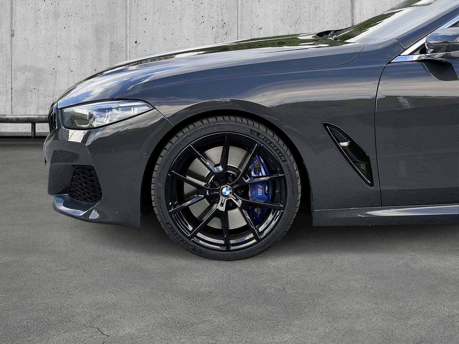 Grå BMW M850i fra 2019 set udefra