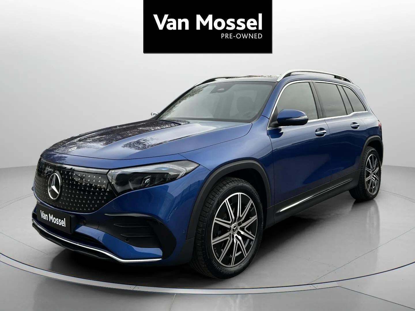 Blå Mercedes EQB300 fra 2024 set udefra