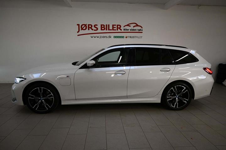 Hvid BMW 320e fra 2024