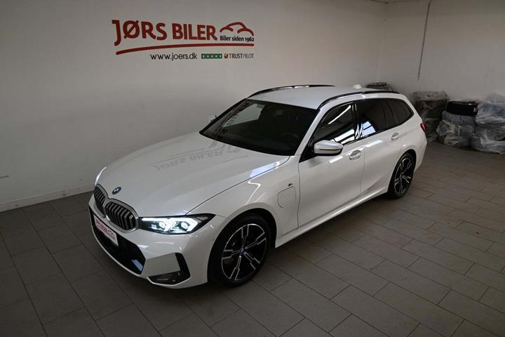 Hvid BMW 320e fra 2024 set udefra