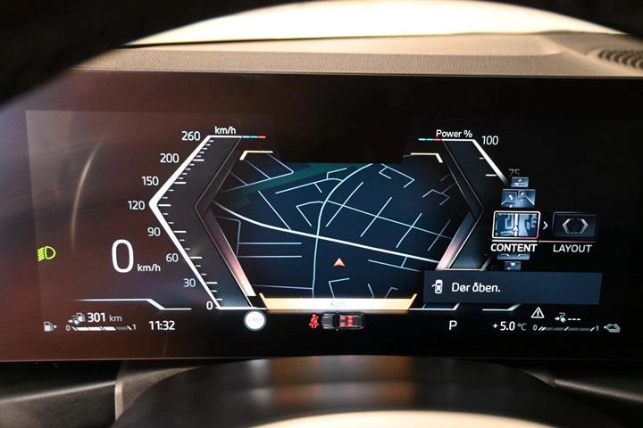 Hvid BMW 320e fra 2024 set indefra