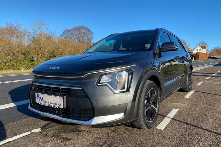 Grå Kia Niro fra 2023 set udefra