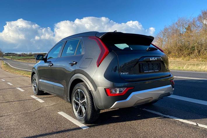 Grå Kia Niro fra 2023