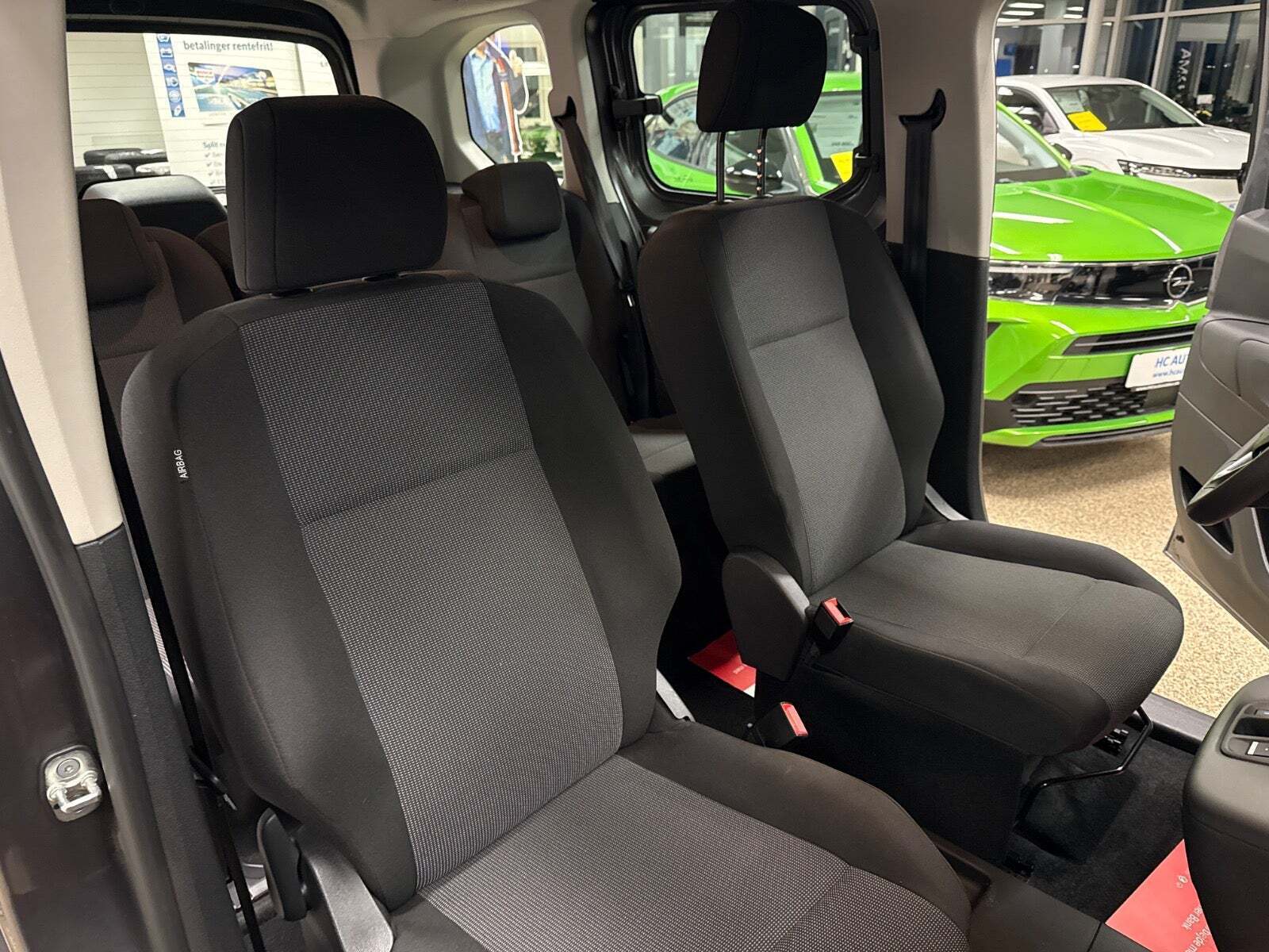 Grå Opel Combo-e Life fra 2024