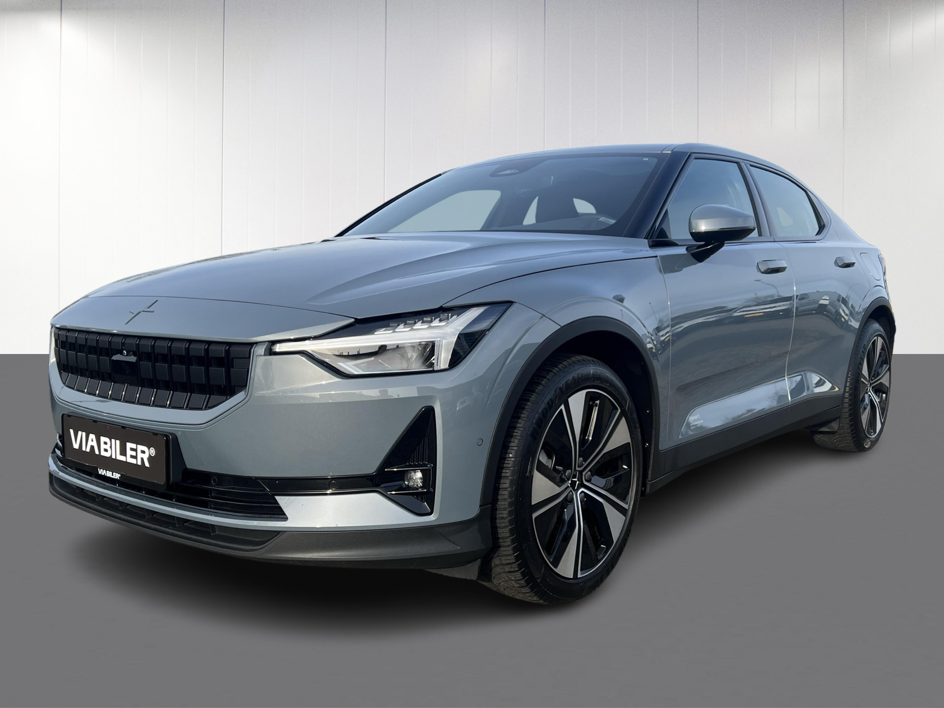 Grå Polestar 2 fra 2023 set udefra
