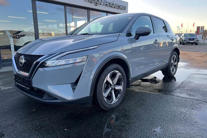 Grå Nissan Qashqai fra 2022 set udefra