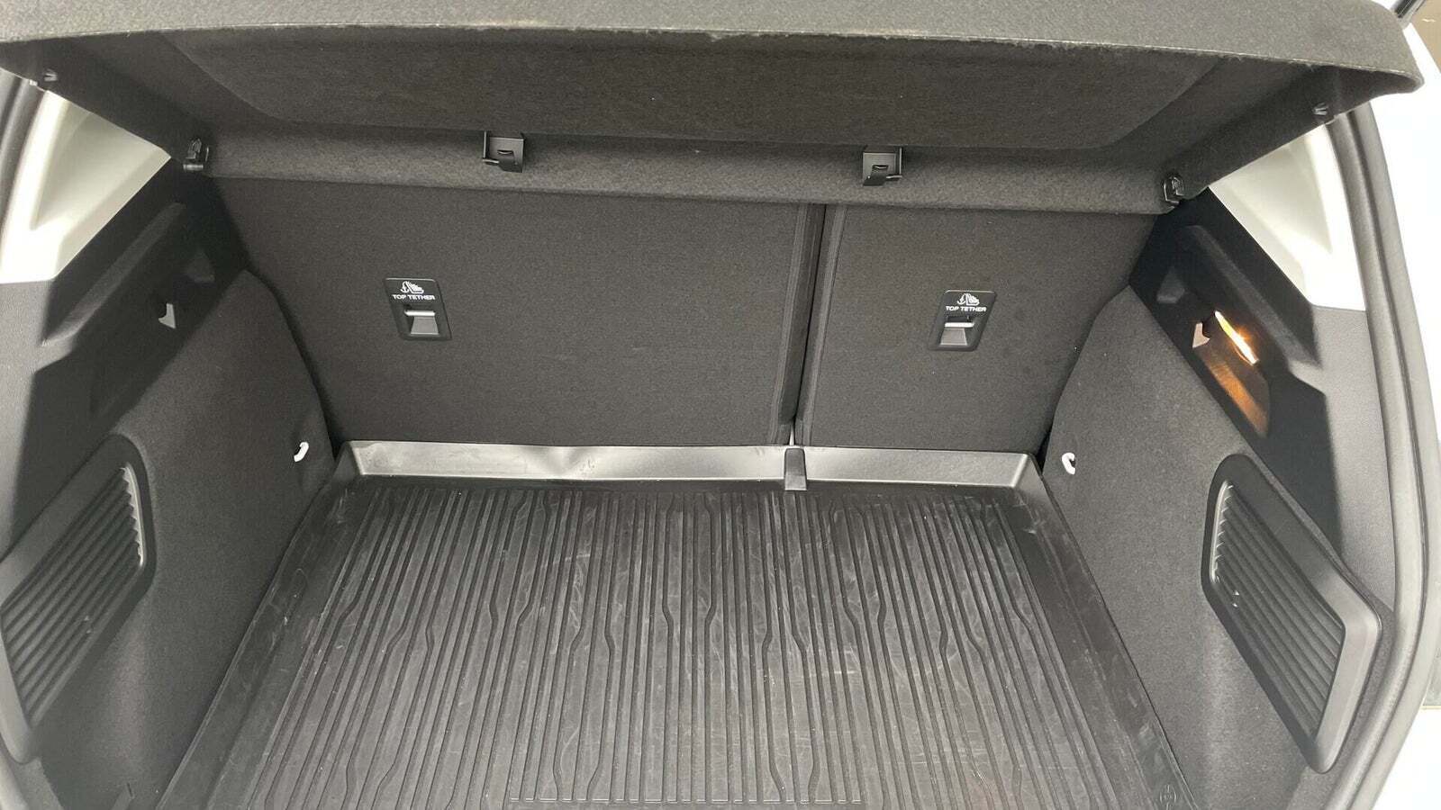 Beige Ford Focus fra 2023